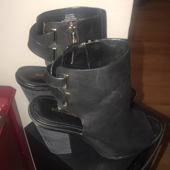 Black BCBG chunky heel peep toe booties - Picture 5 of 7